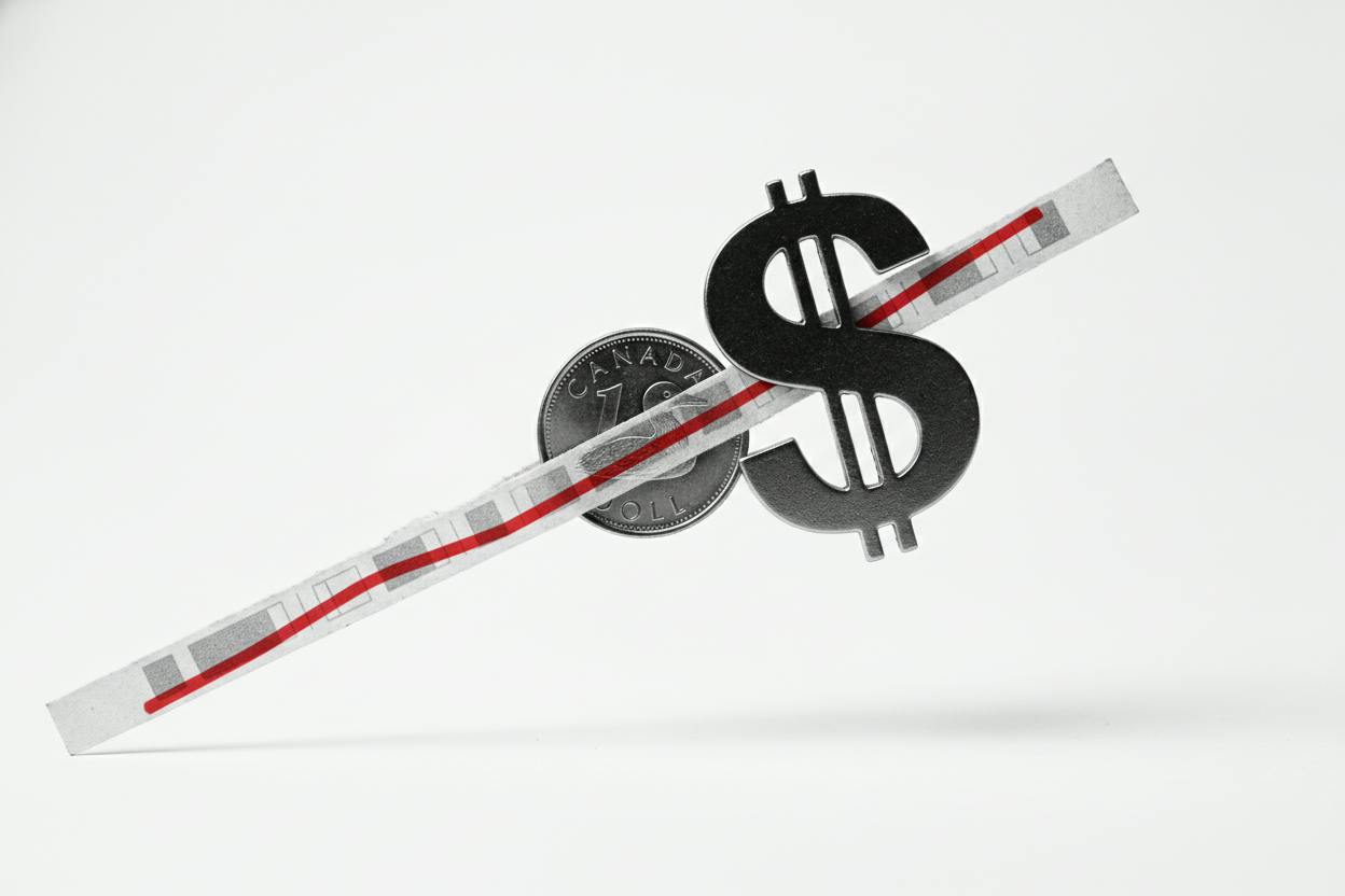 Canadian Dollar Hits 18-Month Low as US Yields and Global Dollar Strength Weigh