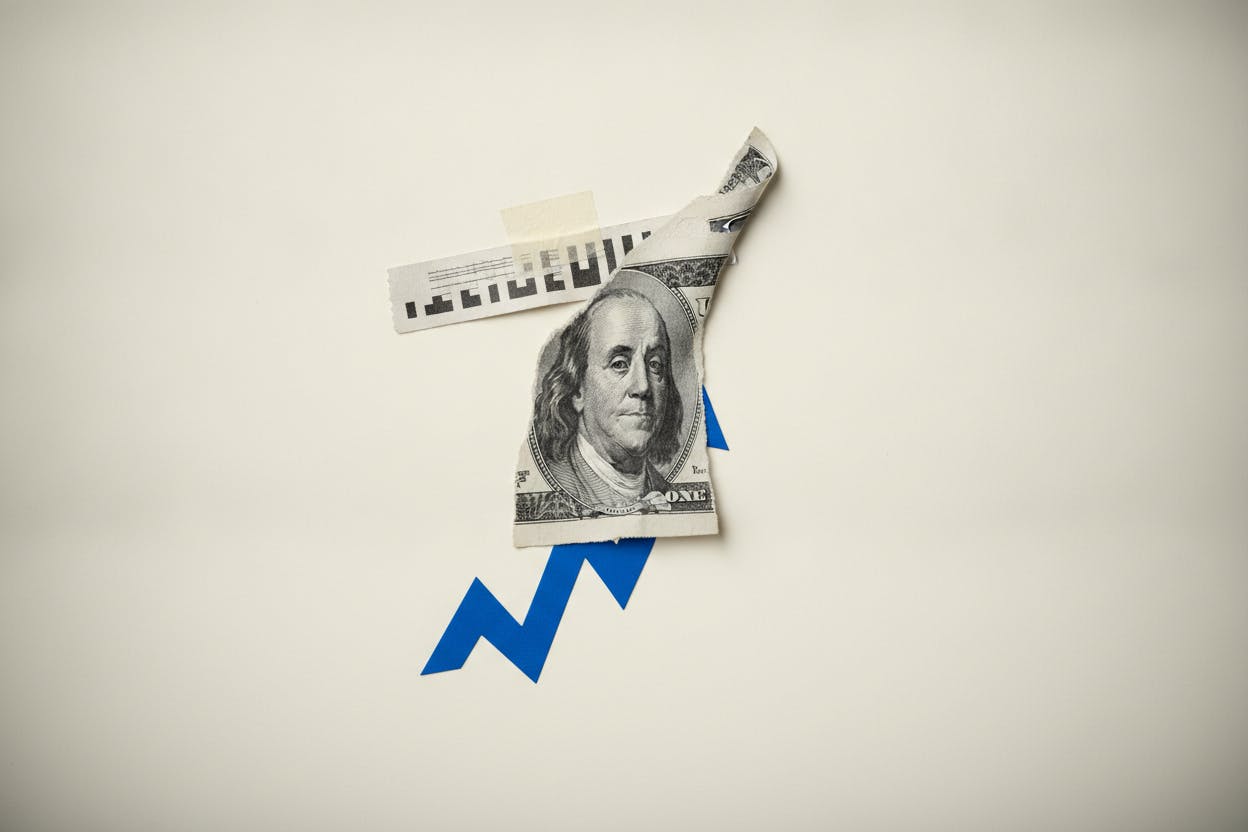 Dollar Edges Higher as Traders Await US Data and Central Bank Speakers