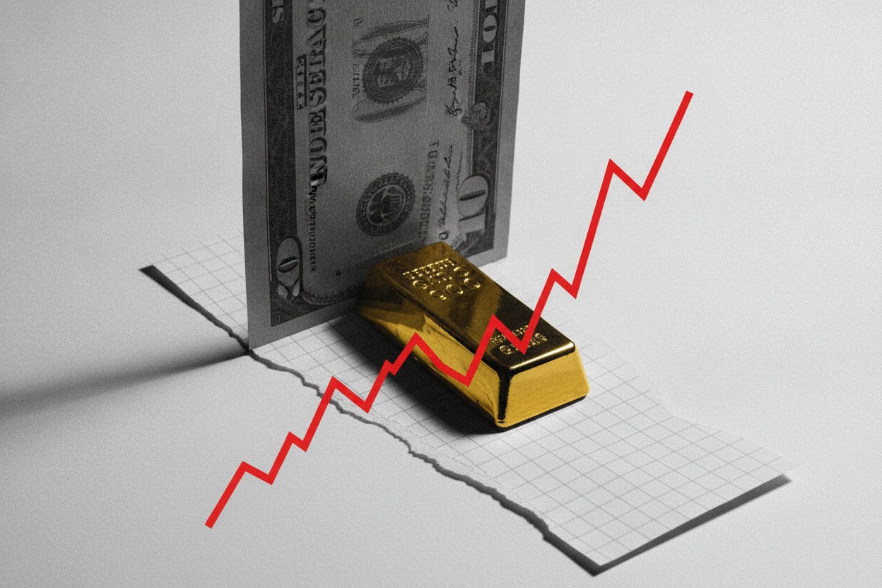 Gold Slips to Near Two-Week Low as Dollar Surges and Rate Hike Bets Pile Up