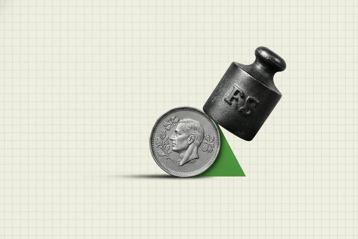 Pound slips as traders await Bank of England rate hike signals
